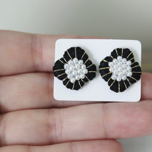 MH029】黒お花ビーズ刺繍ピアスB ピアス（スタッド・一粒） merkmal26 