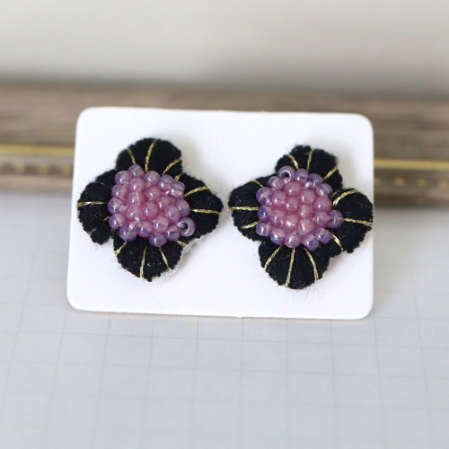MH029】黒お花ビーズ刺繍ピアスE ピアス（スタッド・一粒
