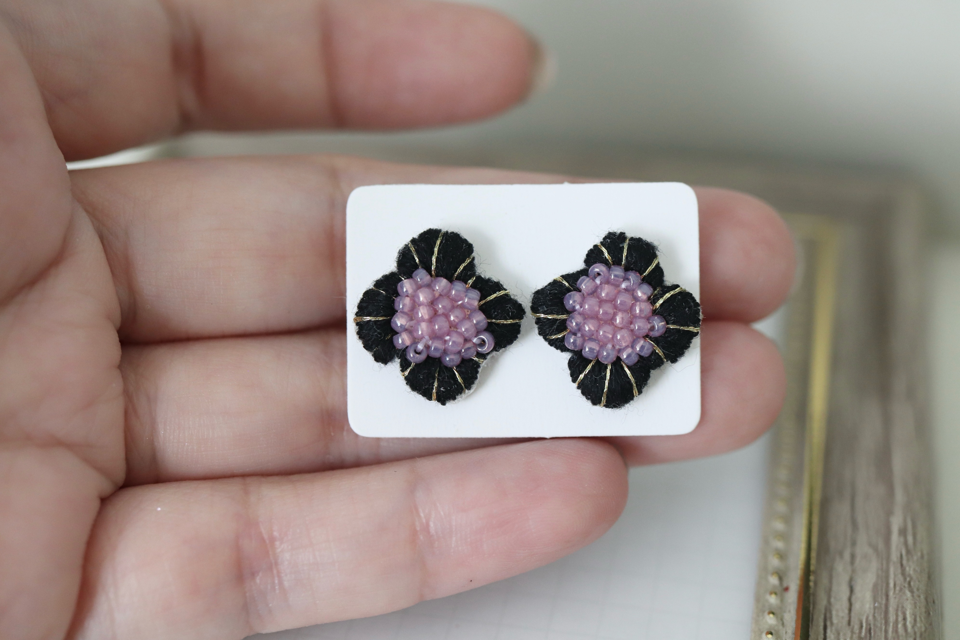 MH029】黒お花ビーズ刺繍ピアスE ピアス（スタッド・一粒
