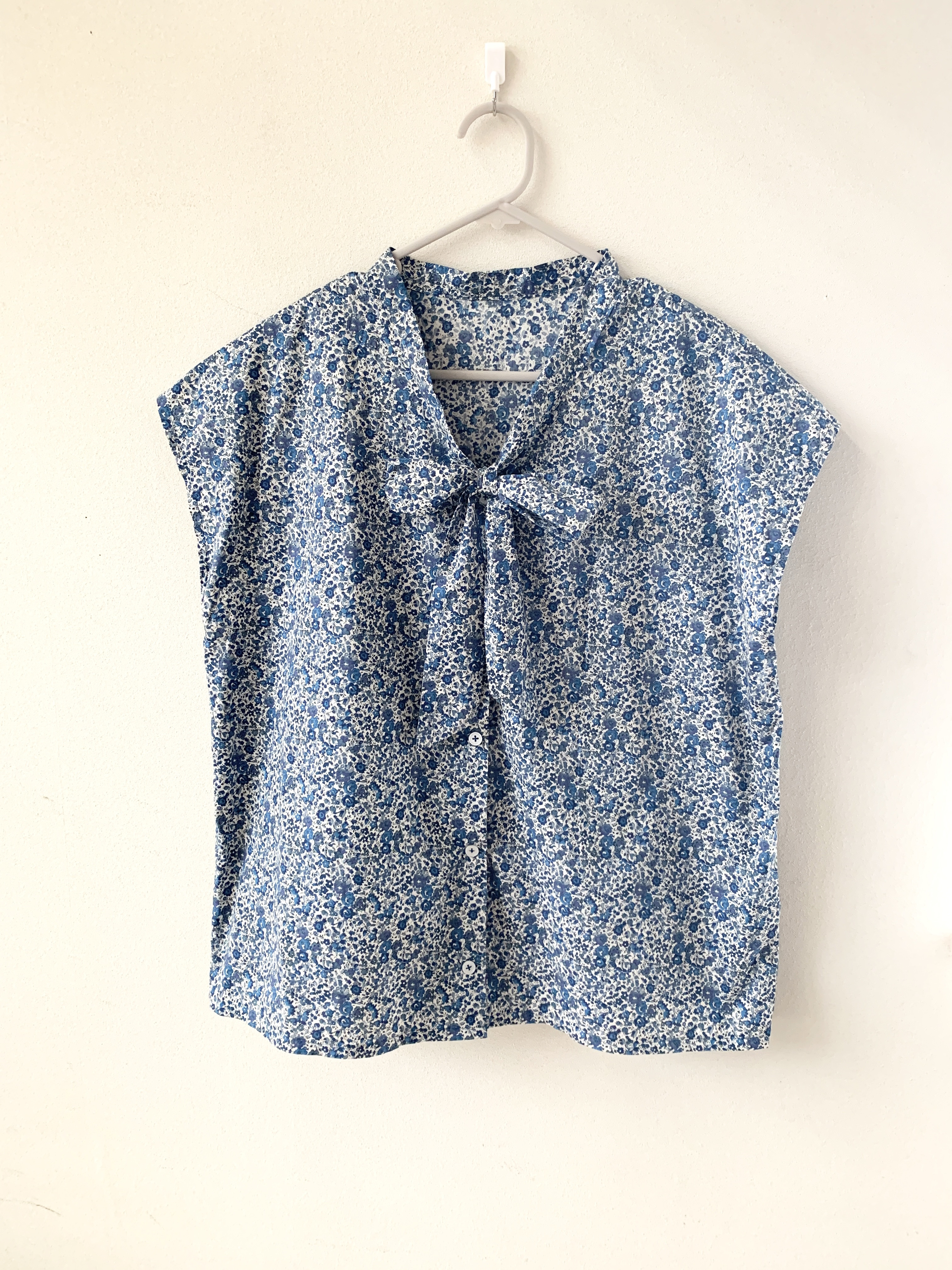 ＊ボウタイブラウス＊　リバティプリント生地使用　エマ・アンド・ジョージーナ /ブルー