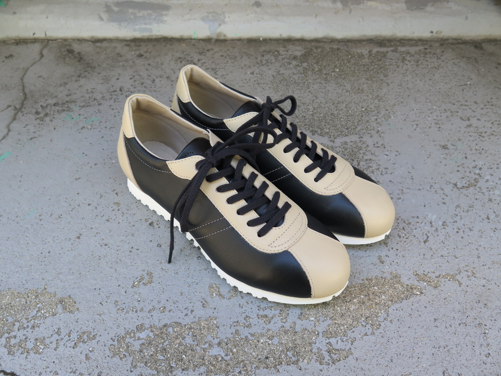 【classic collar】クラシックなデザインと本革の上質感！EMAのスニーカー/BLK×BEG