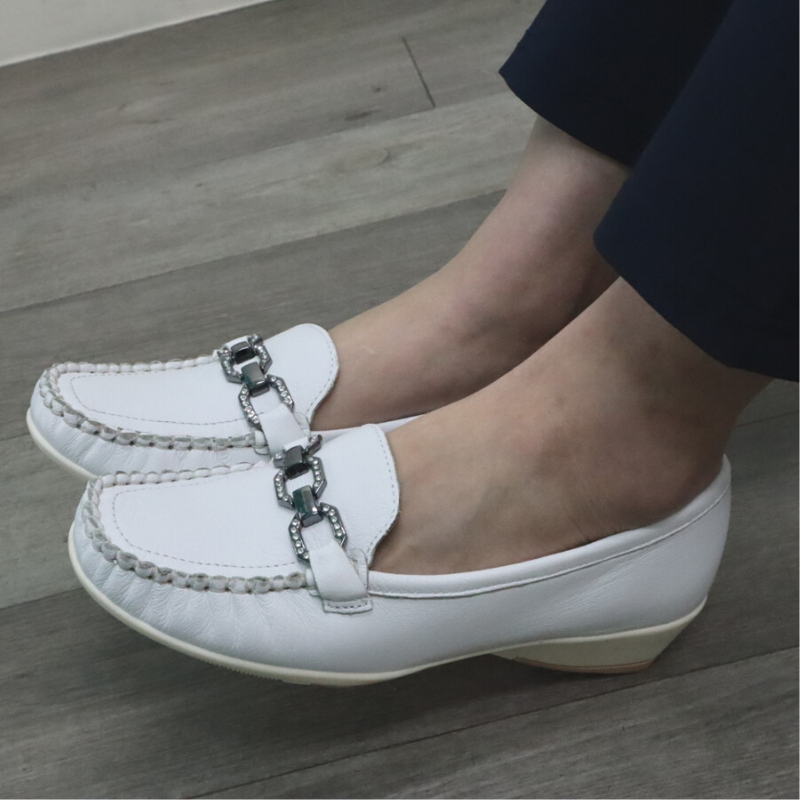 【天然皮革】本革幅広キラキラビット付きローファー EEE