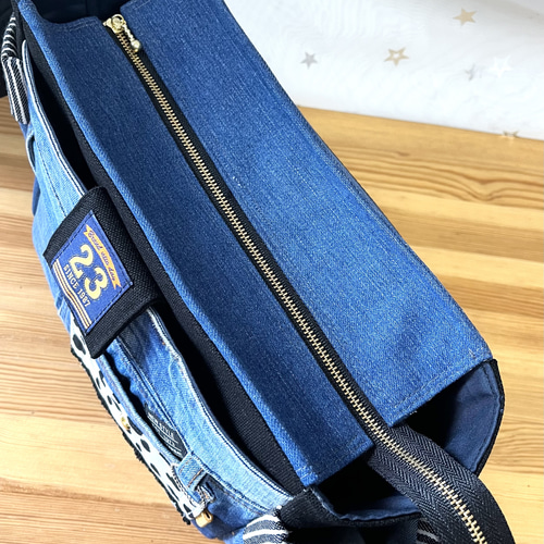 送料込みデニムリメイクバッグ（L）No.573☆ショルダーバッグ 斜めがけ