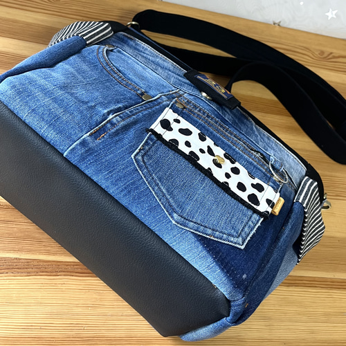 送料込みデニムリメイクバッグ（L）No.573☆ショルダーバッグ 斜めがけ