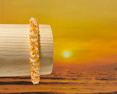 4色ビーズのしなやかブレスレット（サンセットオレンジ