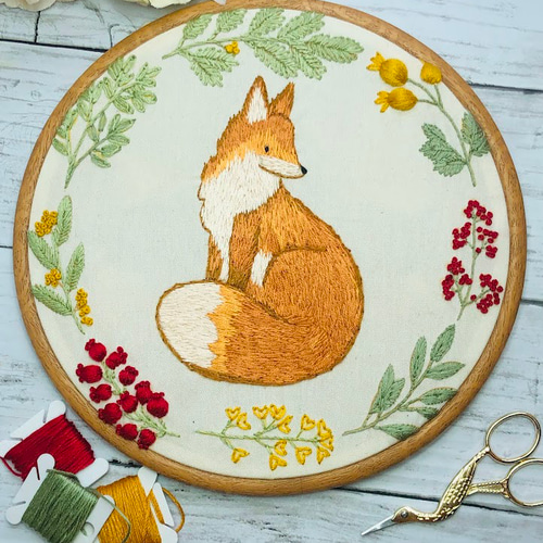 野生の果物ときつね 手刺繍パネル 21cmのフレームに入っています