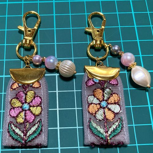 インド刺繍リボン ビーズ タッセル チャーム アクセサリー お花 2点