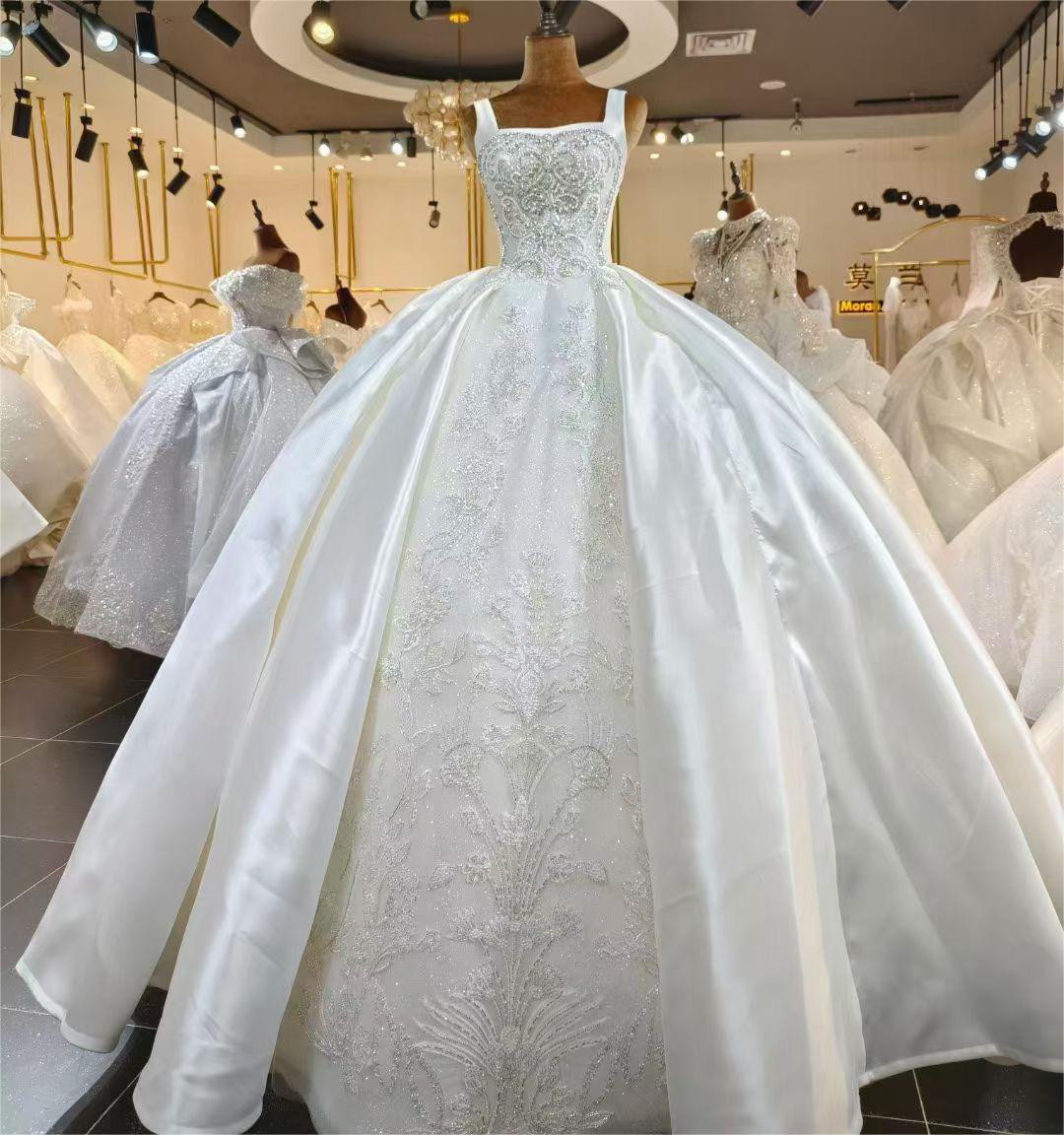 大人気！高級感溢れる　ウェディングドレス　華やかトレーン　ラメ入り　フランスレース　バックリボン　光沢サテン結婚式披露宴