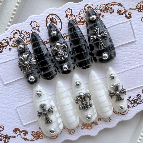 ネイルチップ 量産型 地雷 サブカル ブラック ホワイト 蛇 ヘビ クロス  