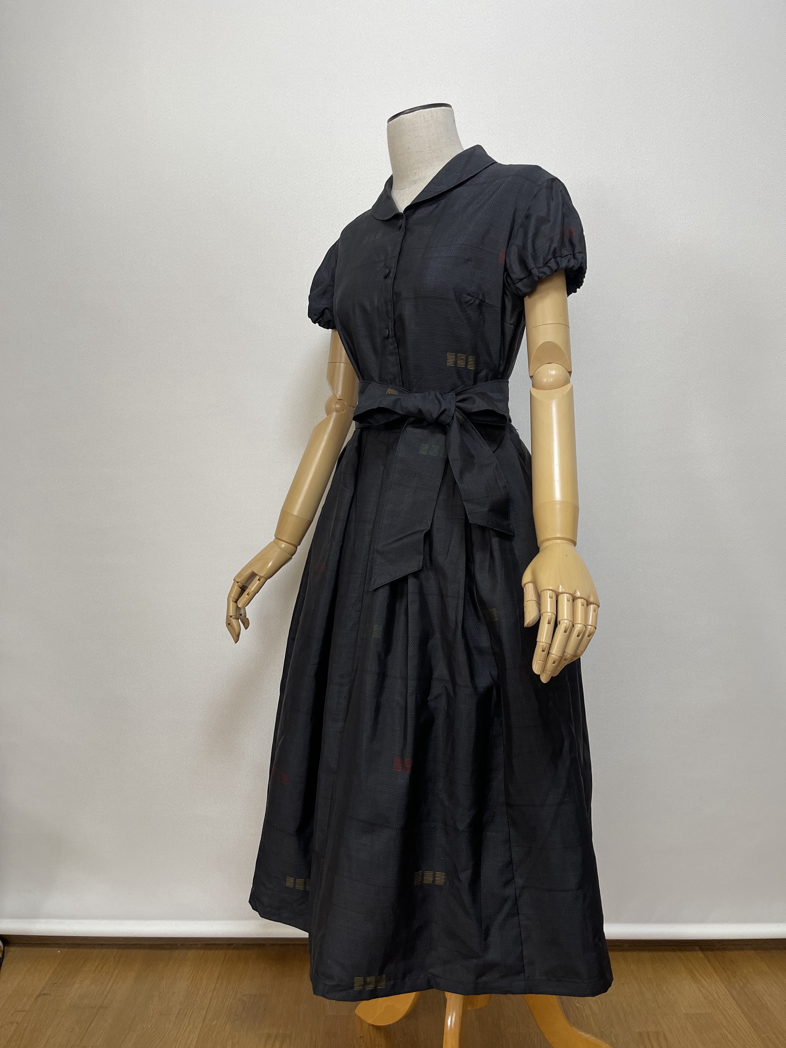 着物リメイク 紺地に四角柄の大島紬のショールカラーワンピース Mサイズ