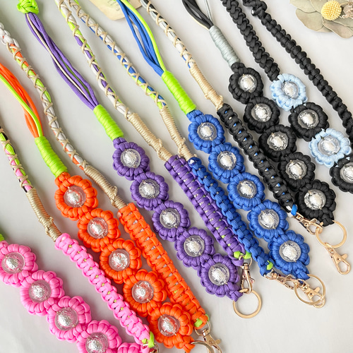 パラコードで作るお花のスマホショルダーストラップ(クリアビーズ