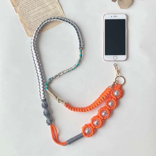 パラコードで作るお花のスマホショルダーストラップ(クリアビーズ