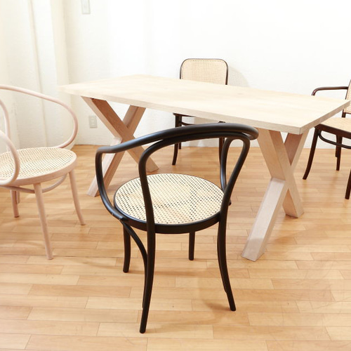 関東/手渡しのみ】リビングでもダイニングでもつかえるテーブル・4