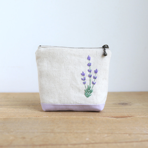 ラベンダー畑　花刺繍入　 巾着ポーチ　ハンドメイド ラベンダー畑 花刺繍入 巾着ポーチ ハンドメイド ラベンダー畑 花刺繍