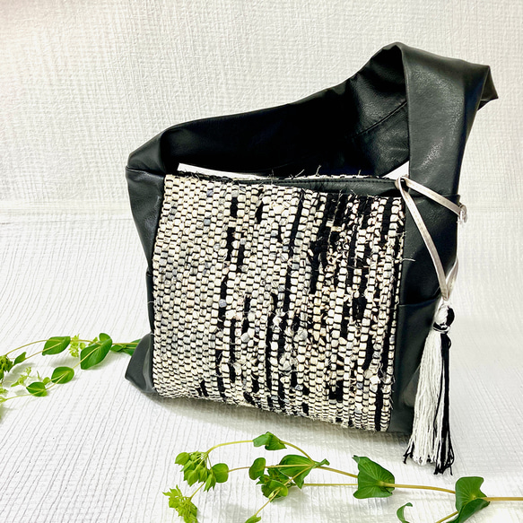 【裂き織り】モダンなモノトーンの裂き織りバッグ 