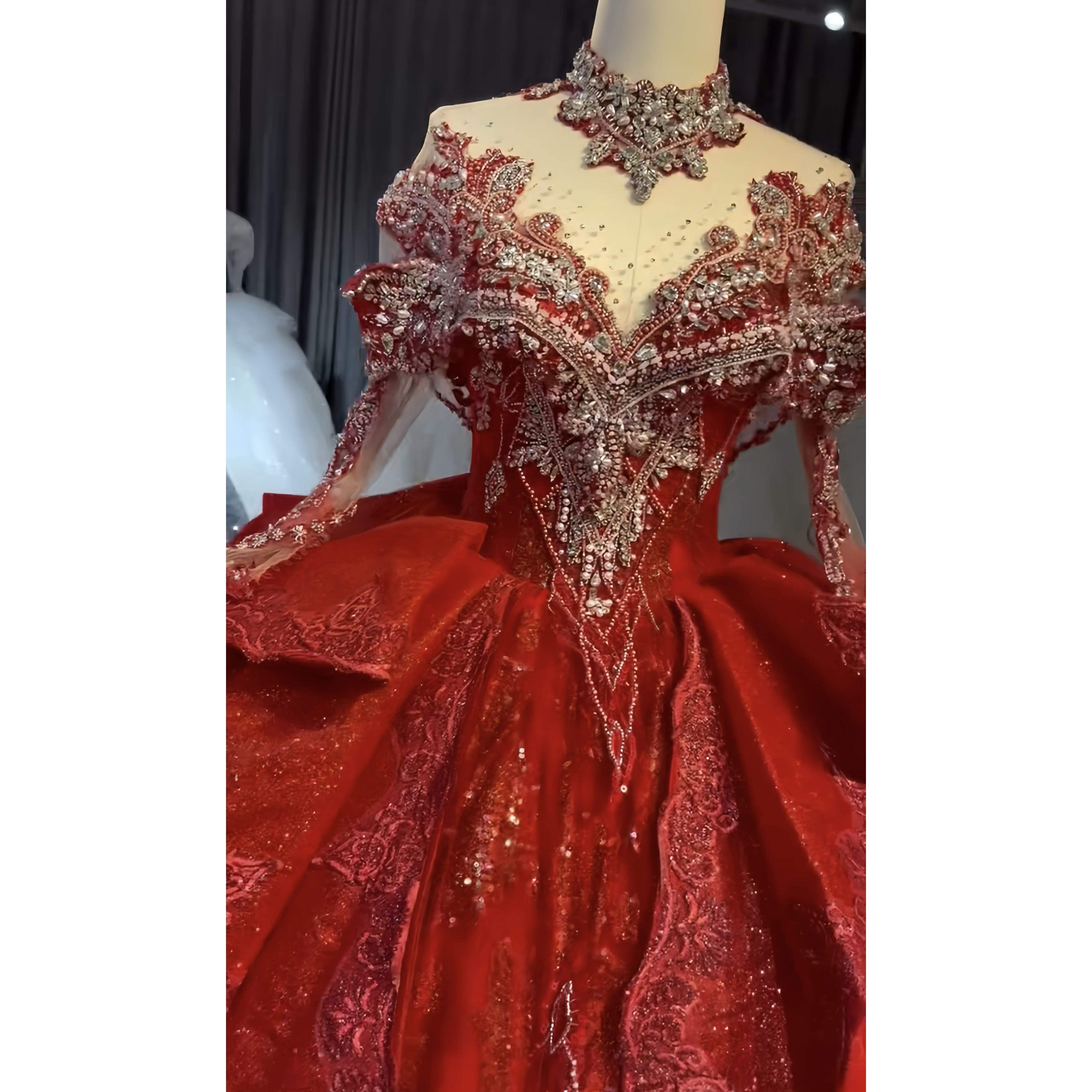 高品質保証！赤色　カラー変更可　Ｖネック　プリンセスライン　きらきらビジュー　上品ウェディングドレス　前撮りサイズオーダ 43,554円