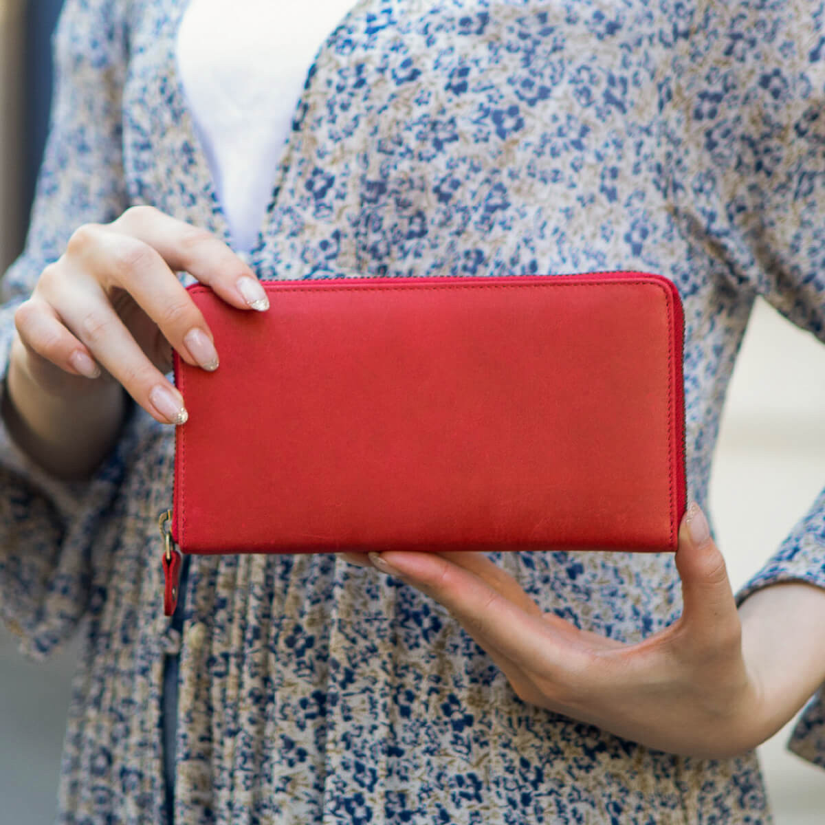 【使うほどに馴染む、マットな質感の牛革】長財布 本革 ラウンドファスナー 大容量 レッド HAW001