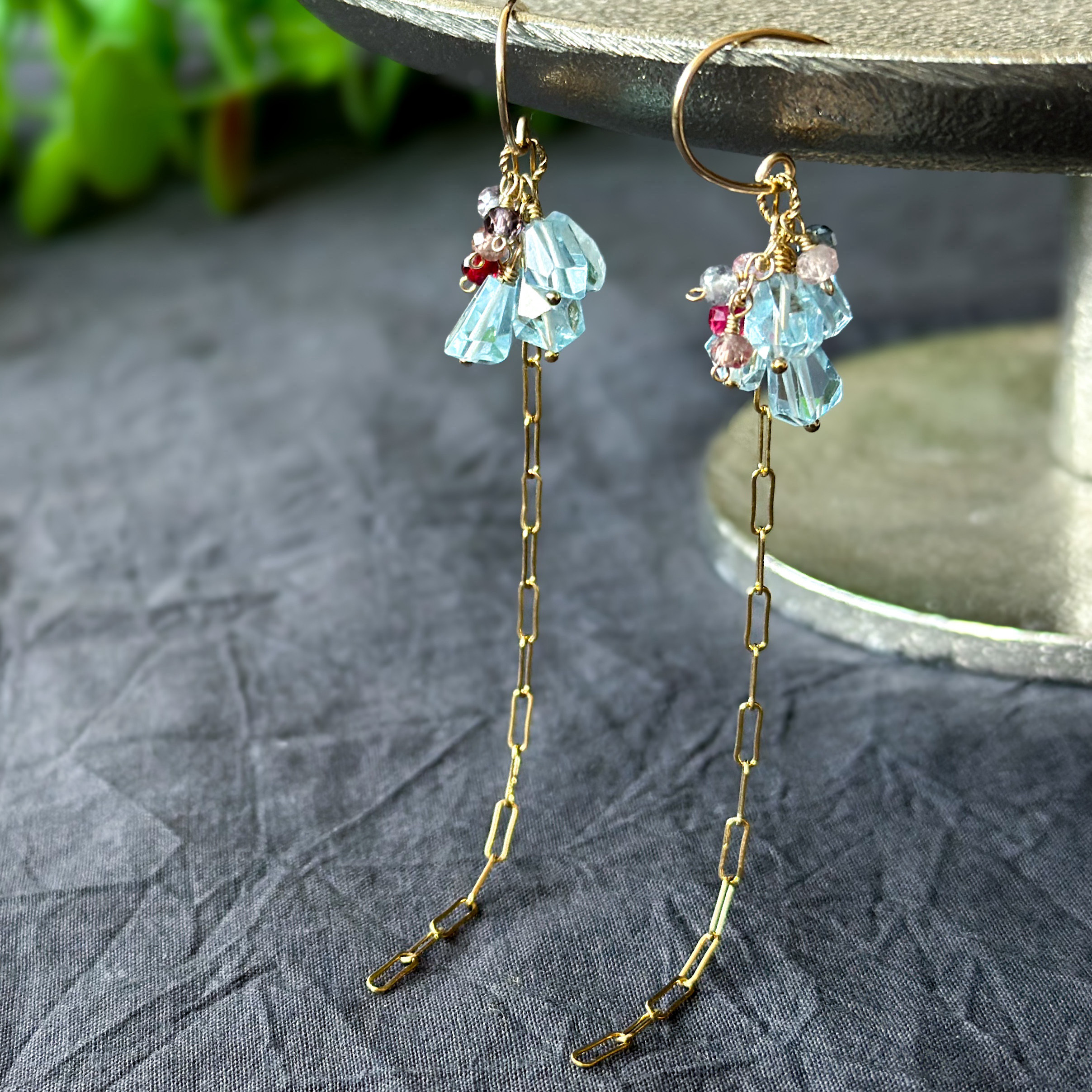 14kgf *スカイブルートパーズのロングチェーンピアス*スピネルを添えて／イヤリング