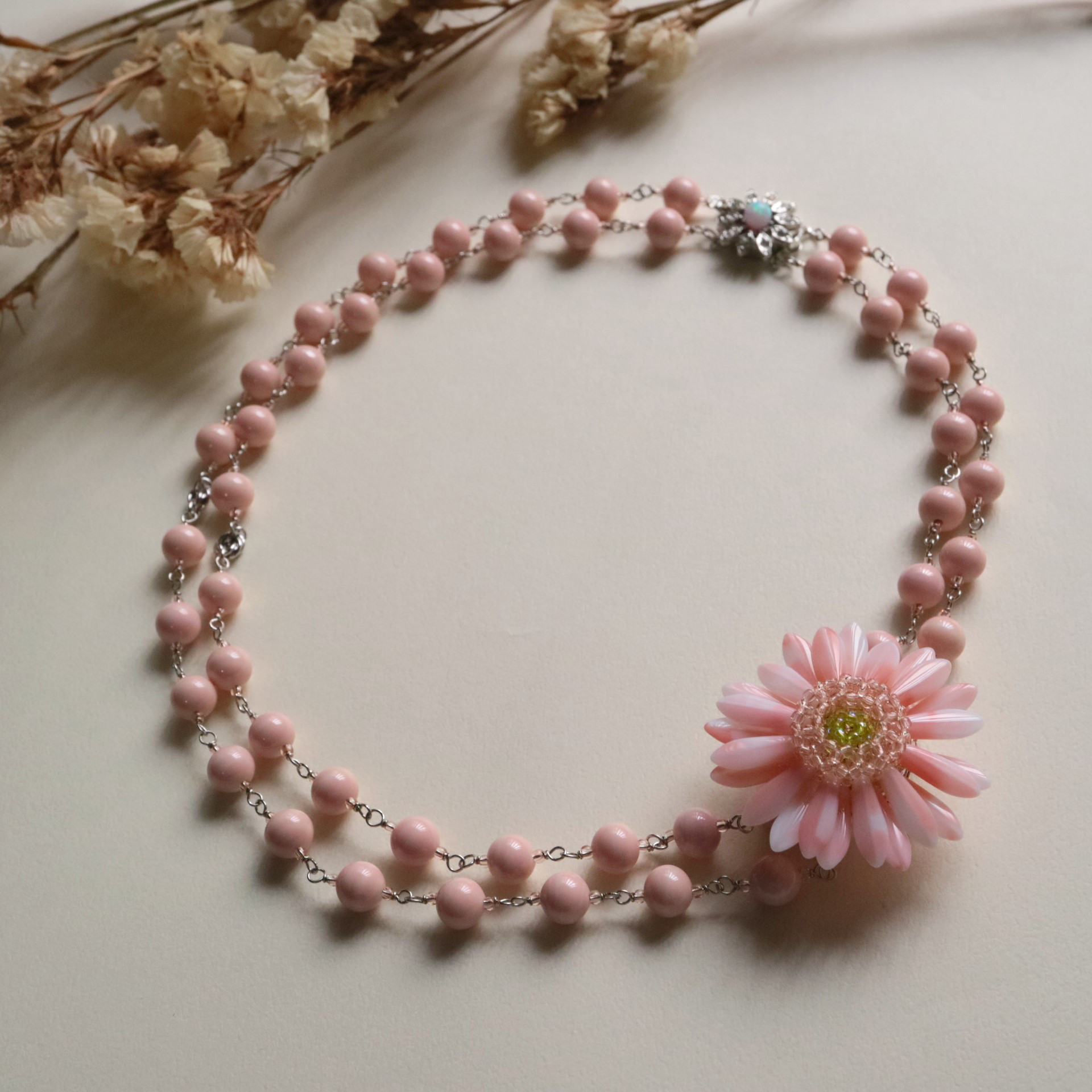 ガーベラのブローチとチェコビーズの2連ネックレスのデミパリュール（ピーチクリーム＊ 2連 2way ジャパンヴィンテージ