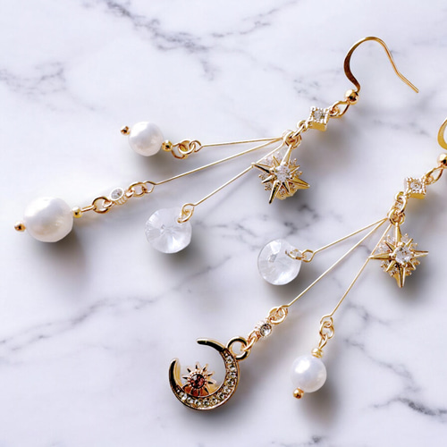 月と星のゆらりんピアス／イヤリング（ゴールド） ピアス（フック