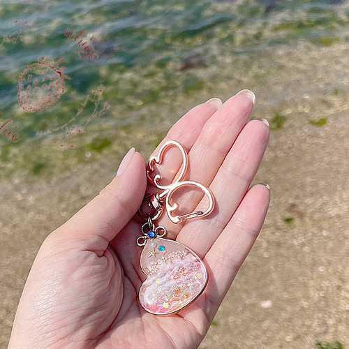 虹色に輝く海を閉じ込めた】レジンアートのバッグチャーム／手作り