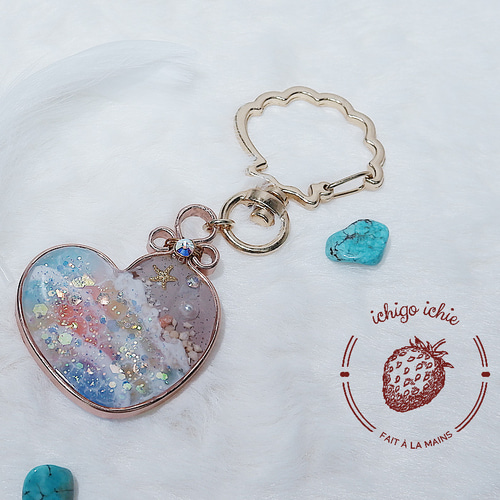 虹色に輝く海を閉じ込めた】レジンアートのバッグチャーム／手作り