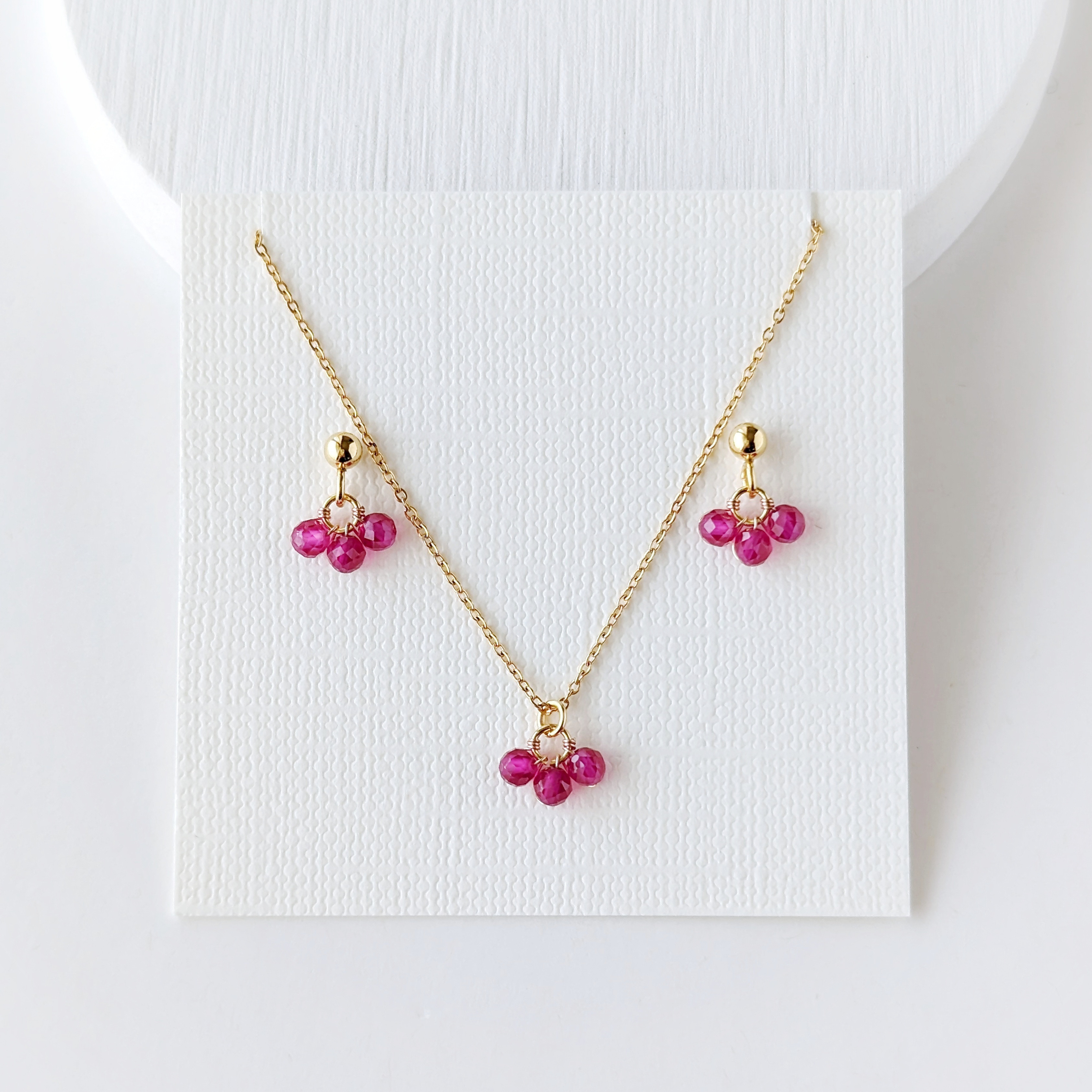 【特集掲載】＊2点セット＊ 小さなルビーの3粒ピアス/イヤリング＆ネックレスセット 7月誕生石 夏の誕生石2025