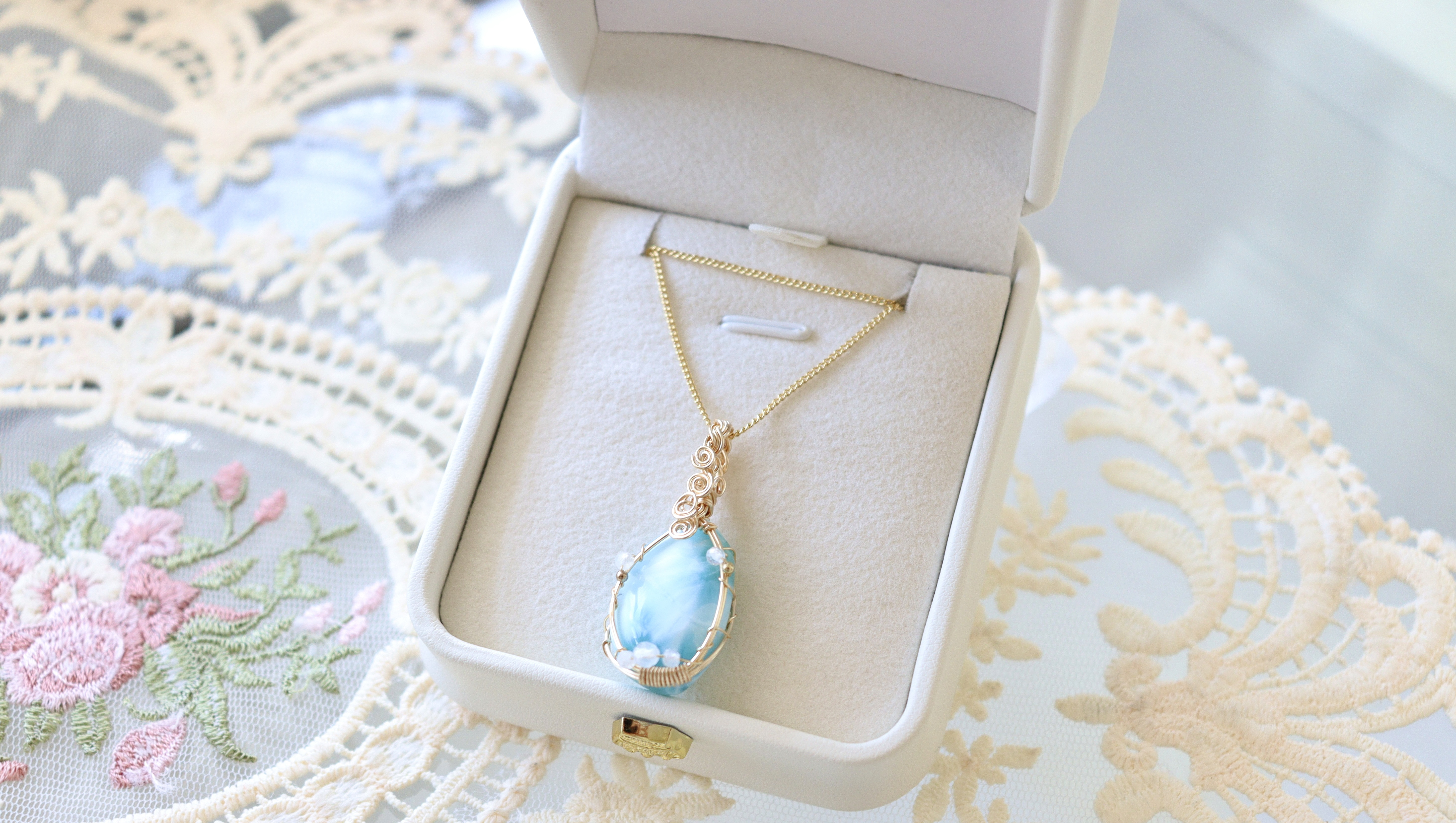 天然石ラリマーとムーンストーンのワイヤージュエリーネックレス