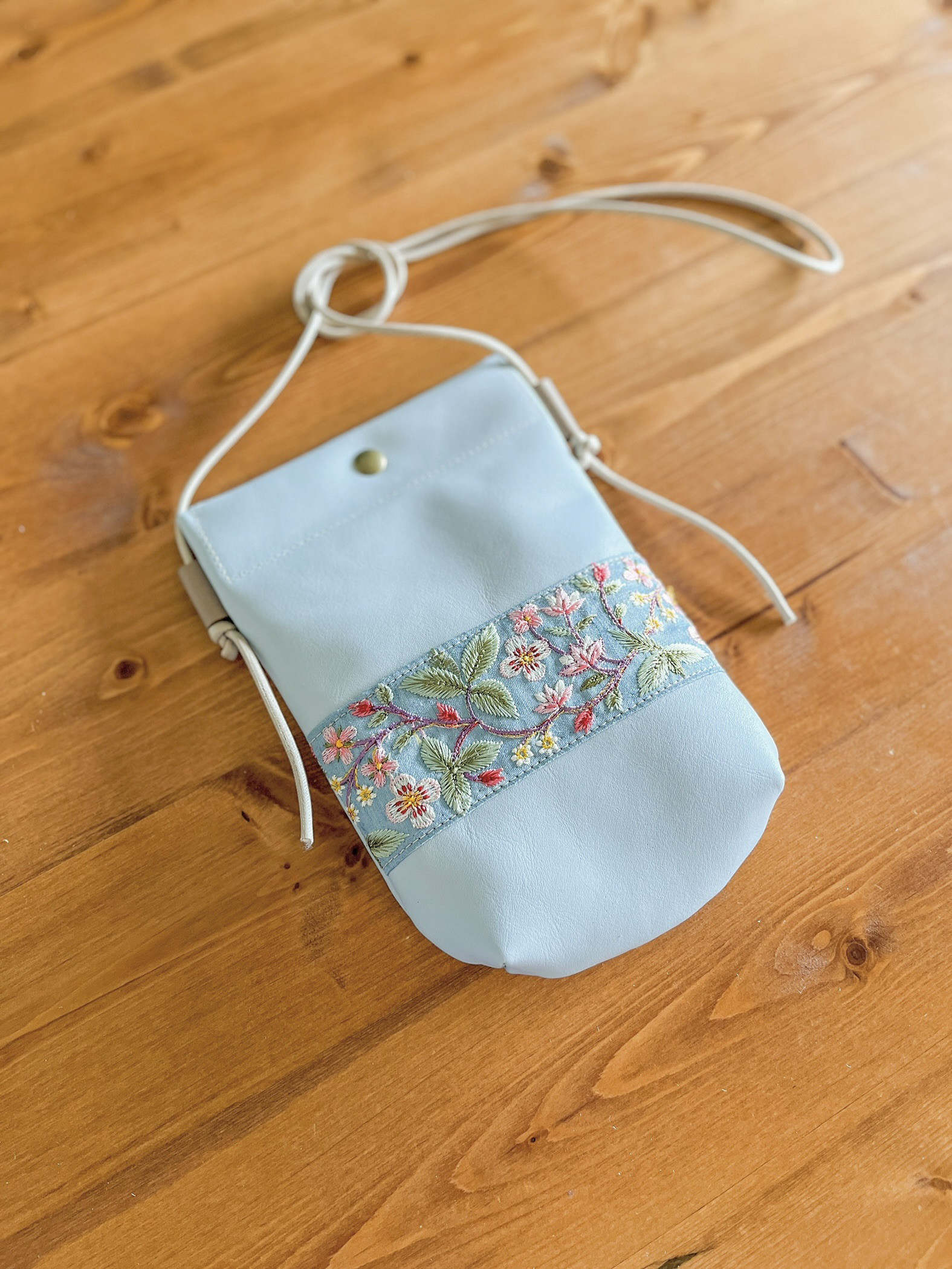 インド刺繍の本革スマホポシェット＊散歩が楽しい♪スマホホルダー＊サコッシュ＊ピンクに小花柄＊レザー