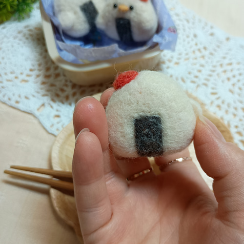 つぶらな瞳のおむすびペンギンさん 羊毛フェルト 羊毛フェルト asamame