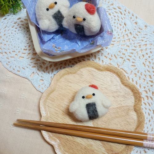 つぶらな瞳のおむすびペンギンさん 羊毛フェルト 羊毛フェルト asamame