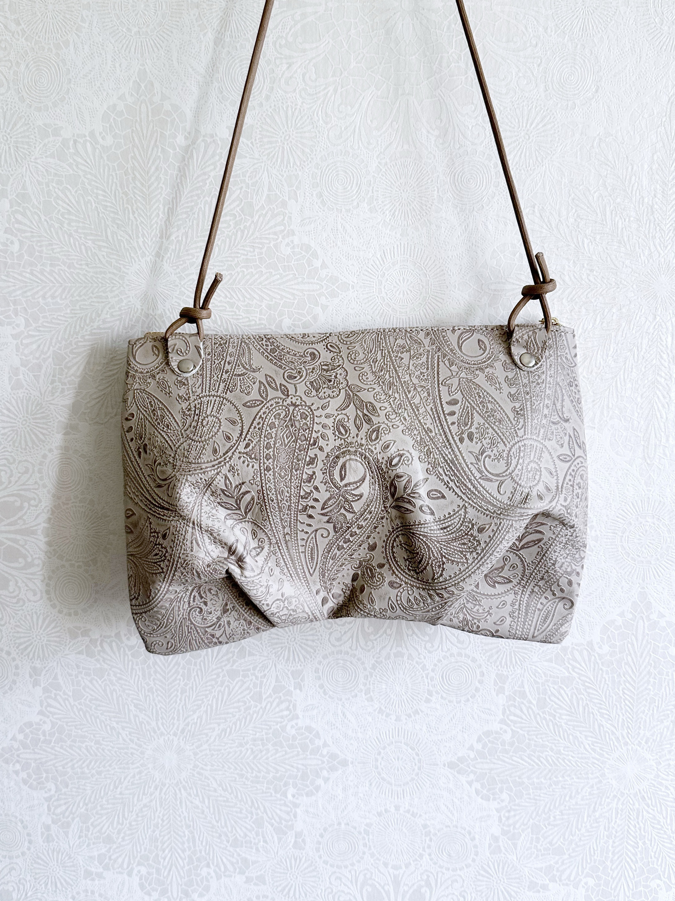 容量たっぷり クロワッサン 大サコッシュ 本革 スマホ ポーチ ショルダー ペイズリー グレージュ