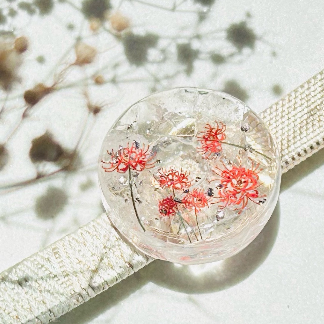 水晶と彼岸花の帯留め　透明　天然石 秋 ポニーフック