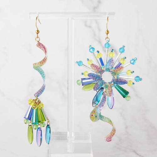 カラフルなデザインのイヤリングセット カラフル花火ピアス／イヤリング(ブルー系) 夏祭りの楽しさをぎゅっと