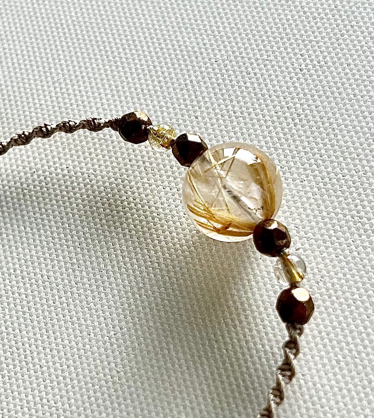 【一点物】＊ 静電気防止 ＊ 大粒 ゴールド ルチル  と チェコガラス の マクラメ編み ブレスレット ＊　②