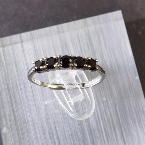 強力な守護石」天然五つブラックスピネル◇SILVER925製 ハーフ