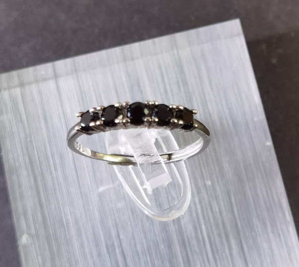 「強力な守護石」天然五つブラックスピネル◇SILVER925製　ハーフエタニティリング☆つけっぱなしOK♪ 2枚目の画像