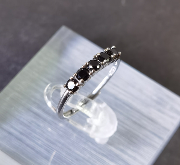 「強力な守護石」天然五つブラックスピネル◇SILVER925製　ハーフエタニティリング☆つけっぱなしOK♪ 1枚目の画像