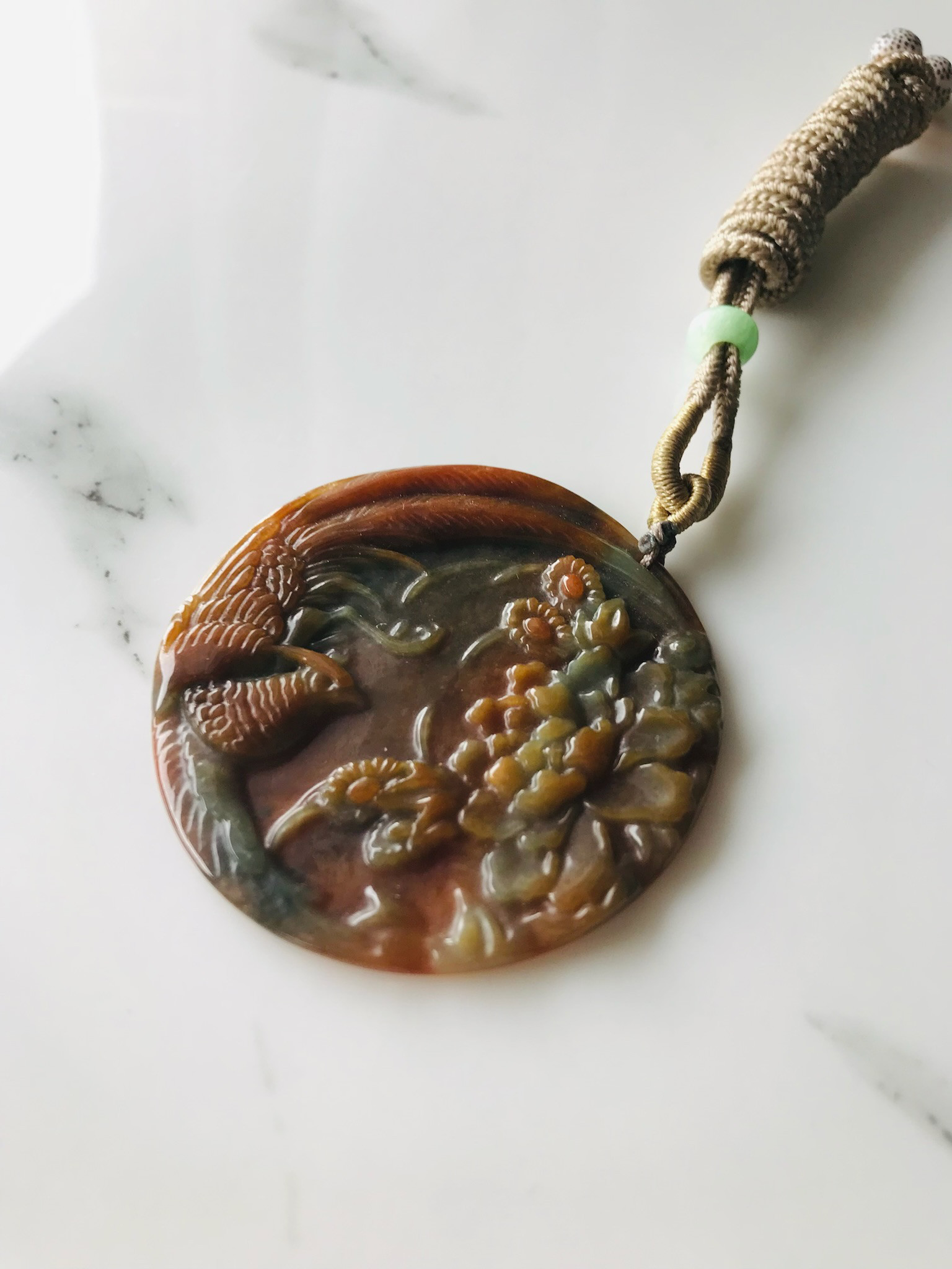 [P160-003］ ジェイド　JADE ヒスイ　本翡翠　ペンダント　ミャンマー産　ヴィンテージ風　職人手彫り　紐付き