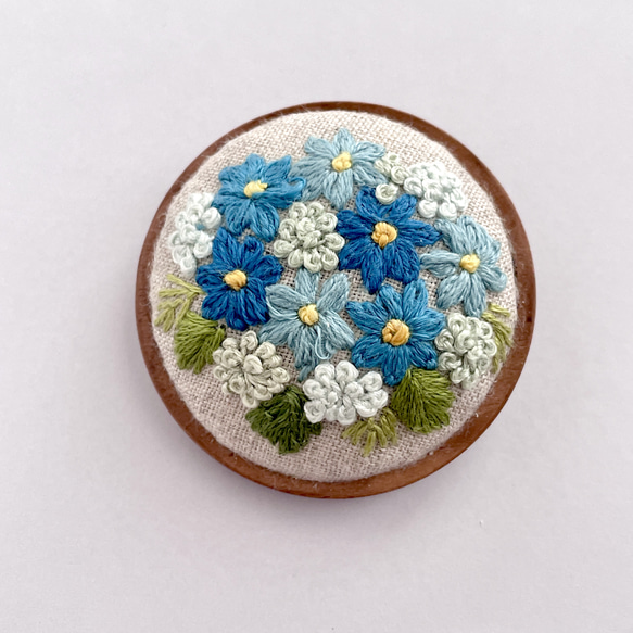 木枠 青小花刺繍 ブローチ ブローチ tukuru-Risa-broderie 通販
