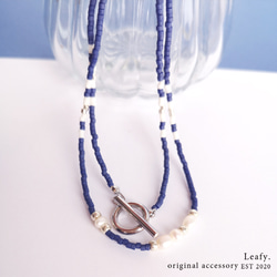 小ぶりな淡水パールとふんわりマットなコバルトブルー　ビーズネックレス　ビーズアクセサリー　青　シルバー　シンプル 4枚目の画像