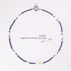 小ぶりな淡水パールとふんわりマットなコバルトブルー　ビーズネックレス　ビーズアクセサリー　青　シルバー　シンプル 3枚目の画像