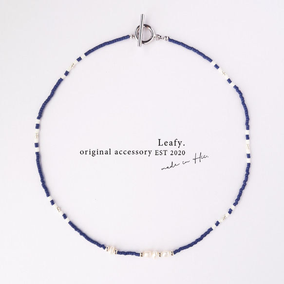 小ぶりな淡水パールとふんわりマットなコバルトブルー　ビーズネックレス　ビーズアクセサリー　青　シルバー　シンプル 3枚目の画像