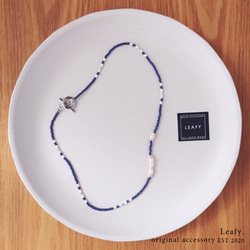 小ぶりな淡水パールとふんわりマットなコバルトブルー　ビーズネックレス　ビーズアクセサリー　青　シルバー　シンプル 1枚目の画像