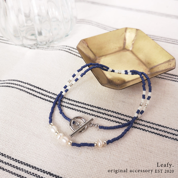小ぶりな淡水パールとふんわりマットなコバルトブルー　ビーズネックレス　ビーズアクセサリー　青　シルバー　シンプル 2枚目の画像