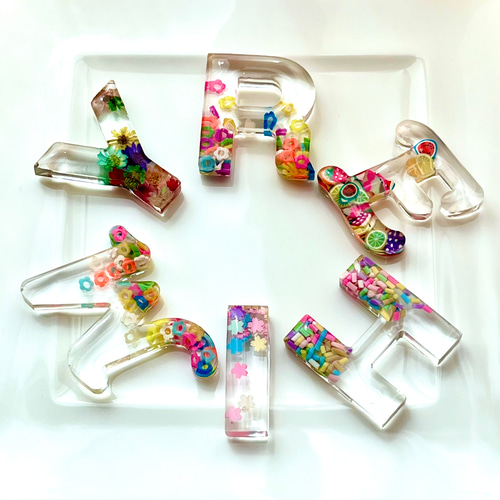 イニシャルキーホルダー レジン アルファベット 数字 選べるモチーフ