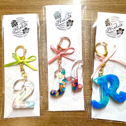 直送商品 イニシャルキーホルダー レジン アルファベット 数字 選べる チャーム