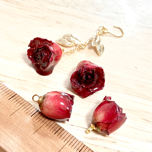 自然な赤色に染めた本物ドライフラワー✧赤染めミニ薔薇のカン付き