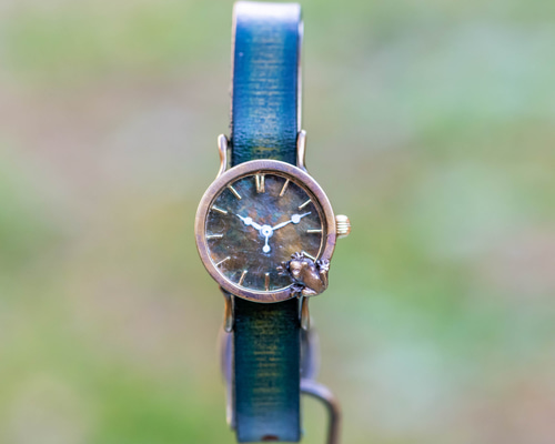 葉っぱにカエル 日時計 朝日に輝く水面を見つめる蛙腕時計S 腕時計 カエル