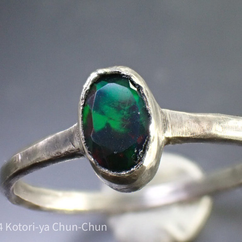 マルチカラーの遊色】オーバルカット エチオピアブラック